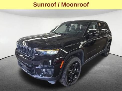 Used 2025 Jeep Grand Cherokee Altitude AWD/4WD image 4