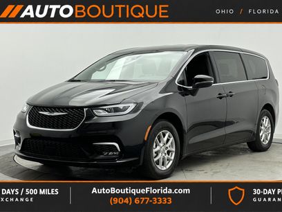 Used 2025 Chrysler Pacifica Select