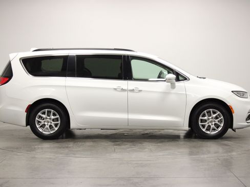 Used 2022 Chrysler Pacifica Touring-L FWD image 9