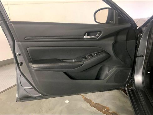 Used 2025 Nissan Altima 2.5 SV FWD image 24