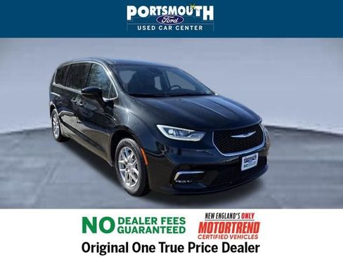 Used 2024 Chrysler Pacifica Touring-L image 1