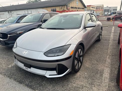 Used 2024 Hyundai Ioniq 6 SE RWD image 1