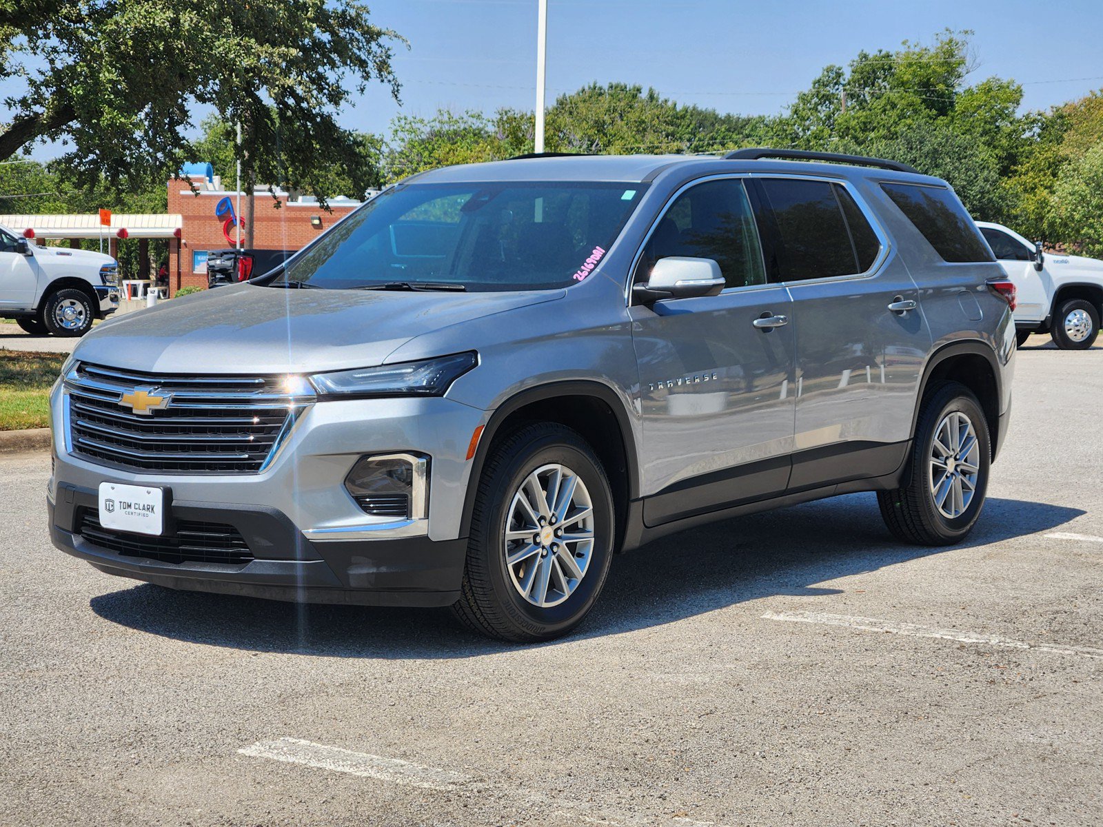 Used 2023 Chevrolet Traverse LT FWD image 2