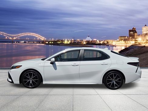Used 2022 Toyota Camry SE w/ Audio Upgrade Package image 2