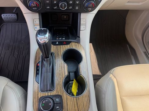 Used 2019 GMC Acadia Denali w/ Technology Package FWD image 38