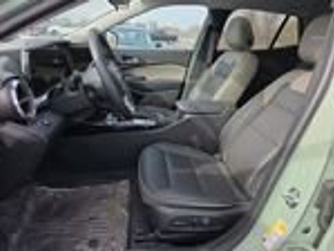 Used 2025 Chevrolet Trax ACTIV w/ Sunroof Package image 3