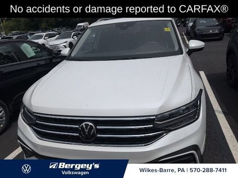Used 2023 Volkswagen Tiguan SE w/ Panoramic Sunroof Package FWD image 2
