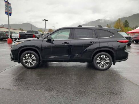 Used 2022 Toyota Highlander XLE FWD image 11