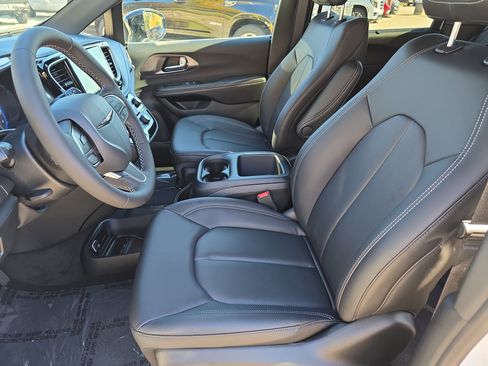 New 2026 Chrysler Pacifica Select image 17