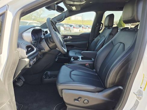 New 2026 Chrysler Pacifica Select FWD image 11
