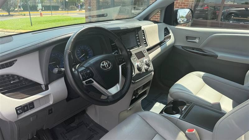 Used 2018 Toyota Sienna XLE w/ XLE Navigation Package FWD image 34