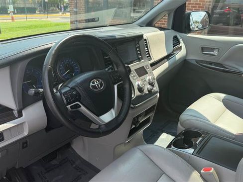 Used 2018 Toyota Sienna XLE w/ XLE Navigation Package FWD image 34