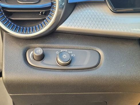 Used 2025 Chevrolet Trax LT w/ LT Convenience Package image 25