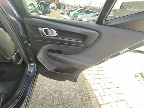 Used 2022 Volvo XC40 T5 R-Design w/ Advanced Package image 32