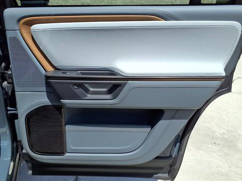 Used 2025 Rivian R1S Premium AWD/4WD image 12