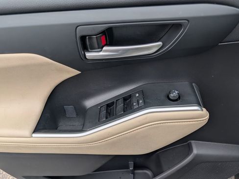 Used 2023 Toyota Highlander XLE image 19