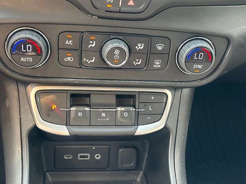Used 2022 GMC Terrain SLE AWD/4WD image 13