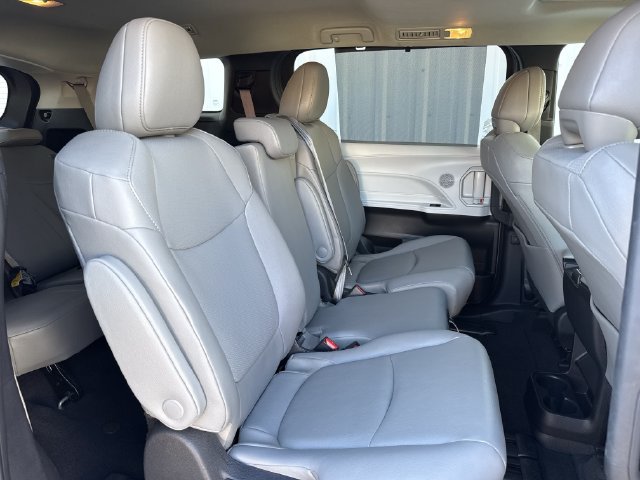 Used 2025 Toyota Sienna XLE FWD image 33