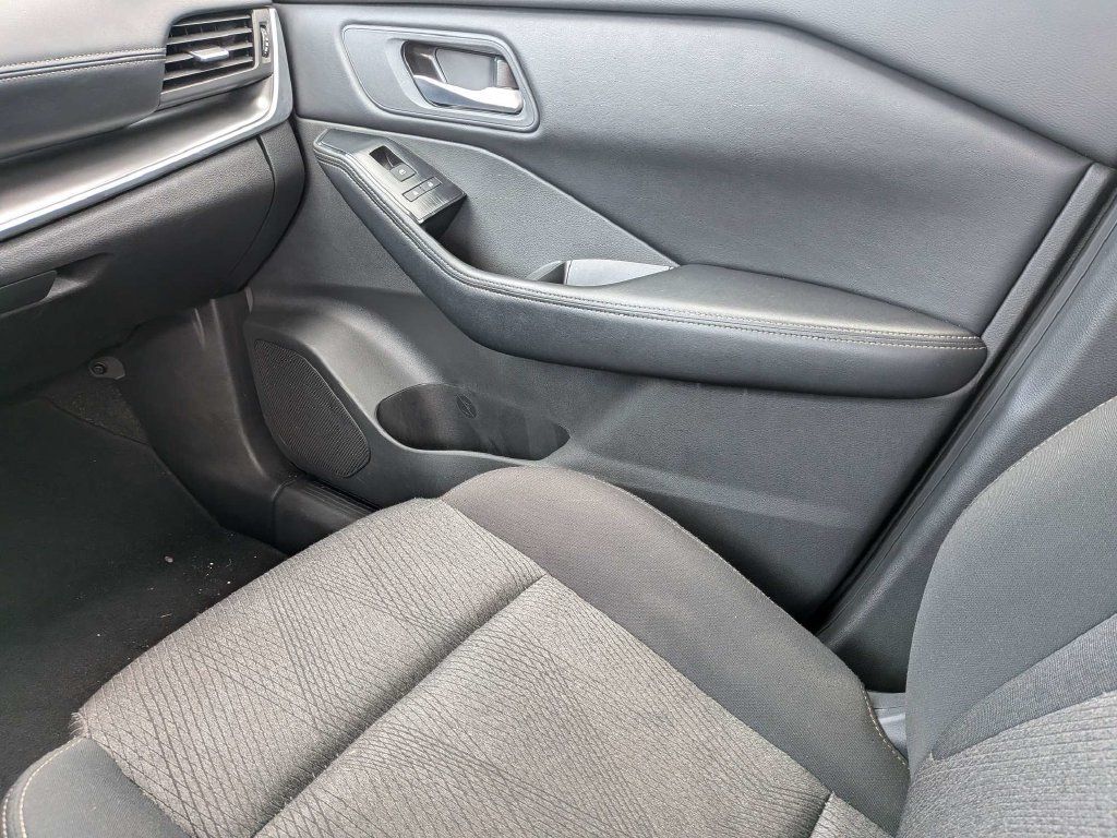 Used 2025 Nissan Rogue SV AWD/4WD image 19