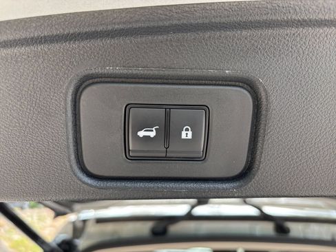 Used 2025 Nissan Pathfinder SV FWD image 21