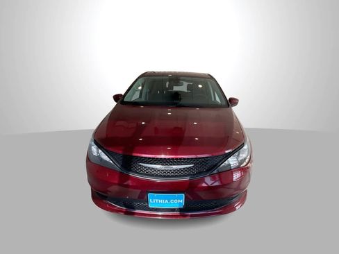 Used 2023 Chrysler Voyager LX FWD image 3