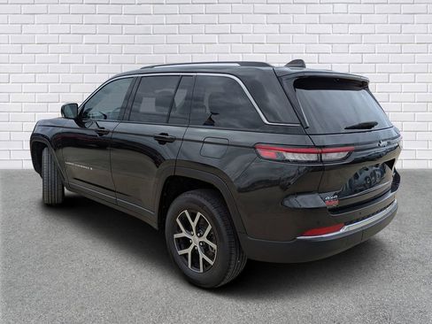 Used 2024 Jeep Grand Cherokee Limited image 3