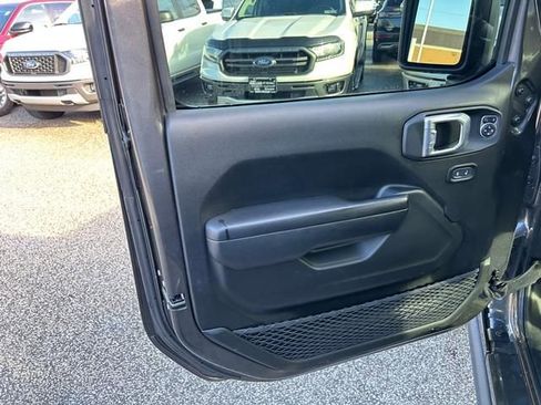 Used 2021 Jeep Gladiator Willys image 10