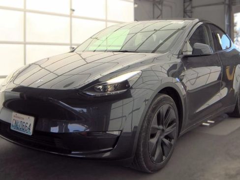Used 2024 Tesla Model Y Long Range AWD/4WD image 1