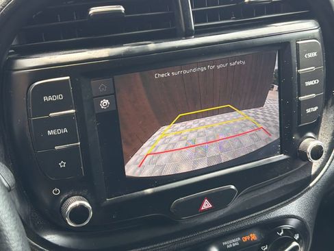 Used 2025 Kia Soul LX w/ LX Technology Package FWD image 7