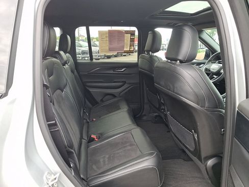 Used 2023 Jeep Grand Cherokee Altitude AWD/4WD image 15