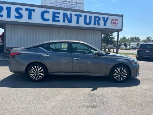 Used 2025 Nissan Altima 2.5 SV FWD image 15