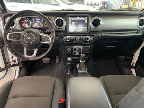 Used 2019 Jeep Wrangler Unlimited Sahara w/ Uconnect 4C Nav & Sound Group AWD/4WD image 8