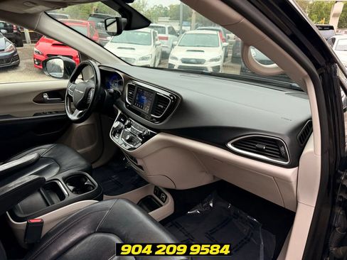 Used 2019 Chrysler Pacifica Touring-L FWD image 34