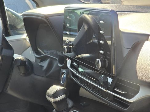 Used 2024 Toyota Sienna XLE FWD image 16
