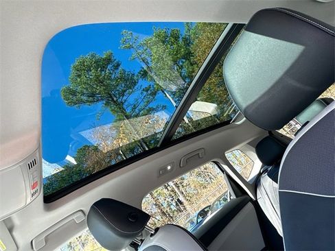 Certified 2025 Volkswagen Taos SE image 35