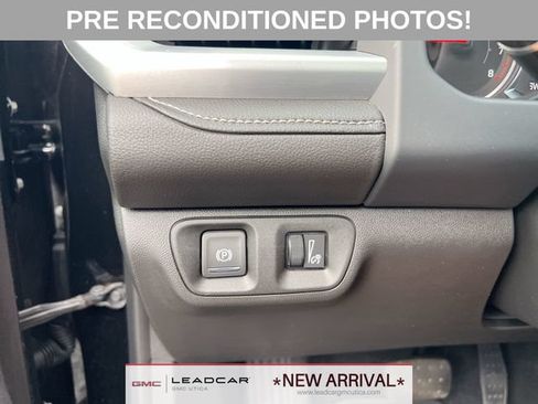 Used 2023 GMC Acadia SLE w/ Driver Convenience Package AWD/4WD image 17