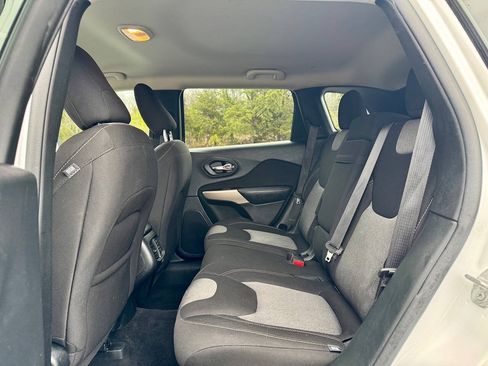 Used 2018 Jeep Cherokee Latitude w/ Altitude Package AWD/4WD image 30