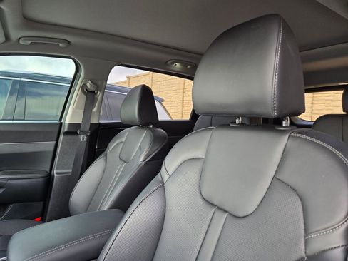 Used 2025 Kia Sorento EX w/ Panoramic Sunroof Package image 6