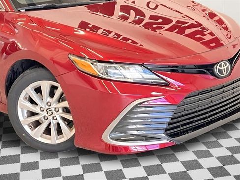 Used 2021 Toyota Camry LE image 27