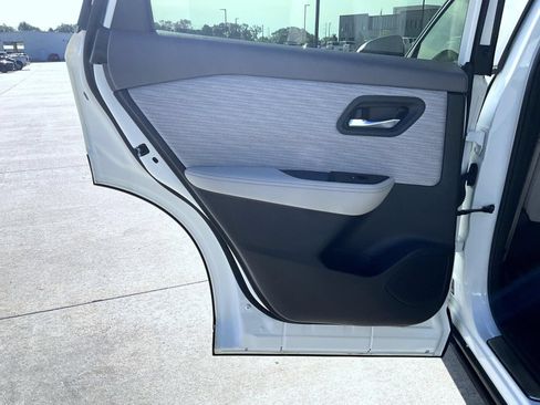 Used 2023 Nissan Rogue SV AWD/4WD image 18