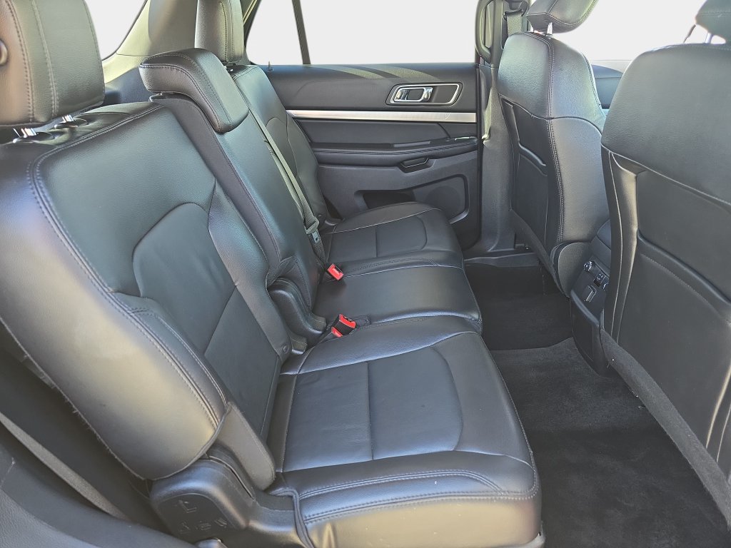 Used 2018 Ford Explorer XLT w/ Equipment Group 202A FWD image 13