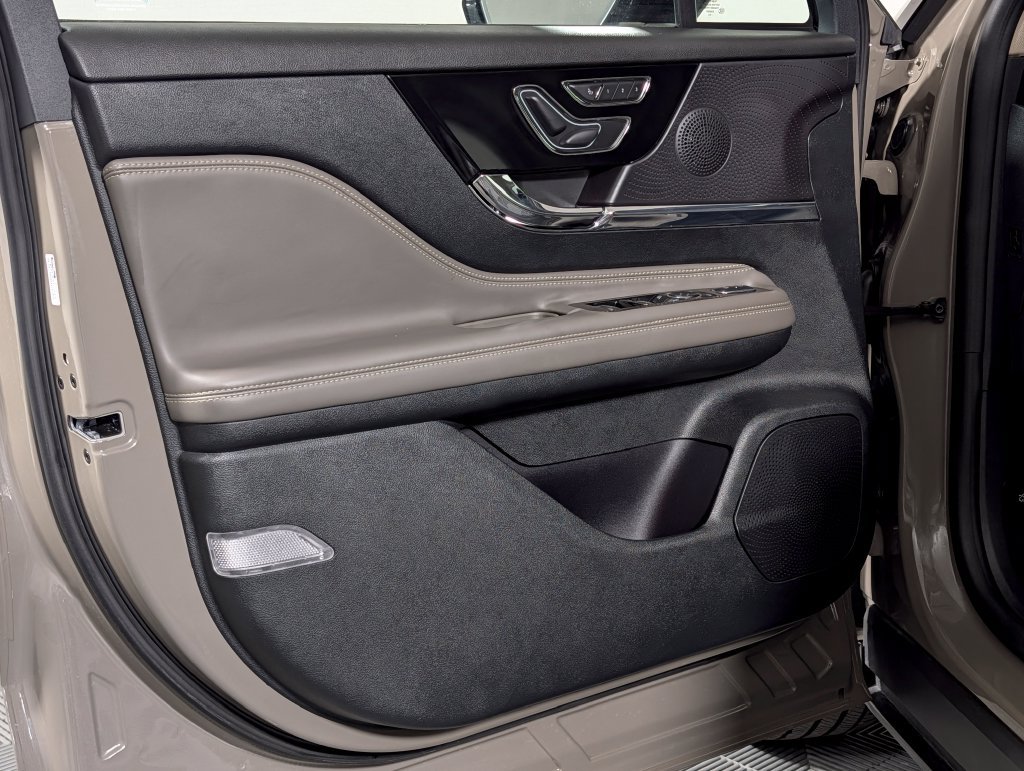 Used 2025 Lincoln Corsair Reserve AWD/4WD image 25