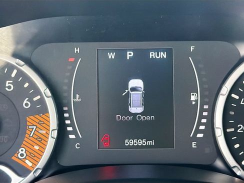 Used 2023 Jeep Renegade Latitude AWD/4WD image 13