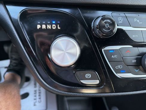 Used 2025 Chrysler Pacifica Select image 15