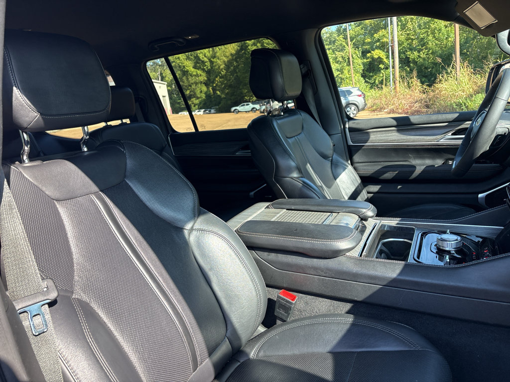 Used 2024 Jeep Wagoneer Series III AWD/4WD image 12