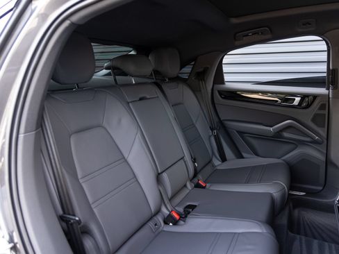 Certified 2023 Porsche Cayenne Coupe AWD/4WD image 31