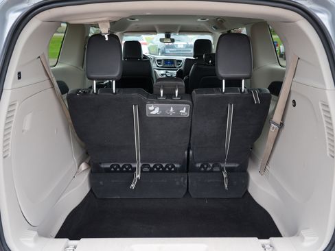 Used 2020 Chrysler Pacifica Touring-L FWD image 26