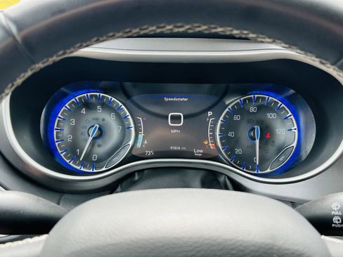 Used 2022 Chrysler Pacifica Touring-L FWD image 19