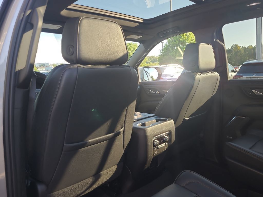 Used 2023 GMC Yukon XL Denali AWD/4WD image 12