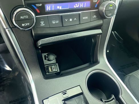 Used 2015 Toyota Camry LE image 9